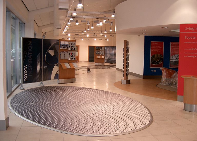 toyota_showroom-resized